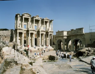 Vista da biblioteca do Celsus, construída em 117. Detalhe do friso
