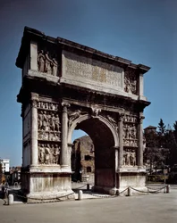 Vista do arco de Trajan Benevent, construído entre 114 e 117 (fotografia)