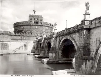 Vista do castelo e da ponte, construída de 135 a 39 dC, vista das margens do Rio Tibre
