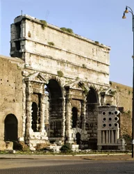 Vista do portão de maggiore (major), este é o ponto onde o aqueduto do Claude termina em 38 ap. JC. Roma