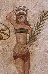 Jovens romanos envolvidos em exercícios físicos. Eles usam uma tanga ao redor dos rins e um estrofio (ancetra do sutiã) no peito. Uma tanga à volta dos rins. O ramo da palma da mão que eles seguram é um símbolo de vitória. Mosaico Romano do século III - IV