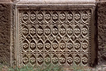 Fragmento arquitectónico com decoração esculpida, Alto Período Imperial (27 aC-395 dC)
