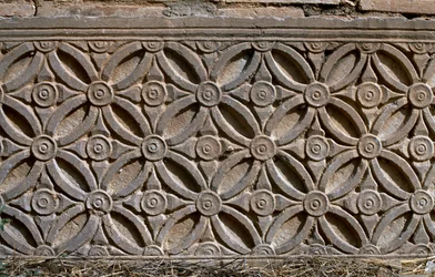 Fragmento arquitectónico com decoração esculpida, Alto Período Imperial (27 aC-395 dC)