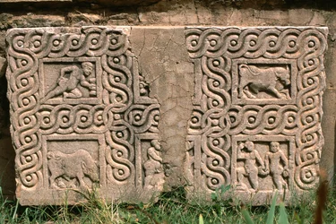 Fragmento arquitectónico com decoração esculpida, Alto Período Imperial (27 aC-395 dC) (ver detalhe 267012)