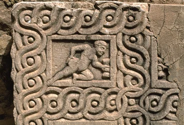 Fragmento arquitectónico com decoração esculpida, detalhe, Alto Período Imperial (27 aC-395 dC) (ver também 267011)