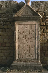 Estela com uma inscrição no Sertius Market High Imperial Period (27 aC-395 dC)