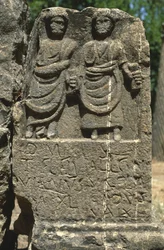 Estela com duas figuras humanas, Alto Período Imperial (27 aC-395 dC)