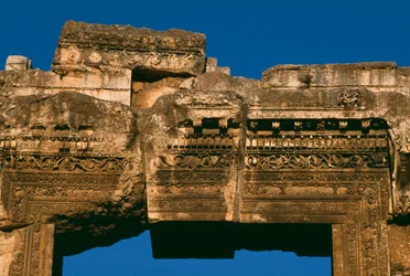 Templo de Baco, detalhe do lintel da porta, alta foto do Império Imperial 27 BC-395 AD