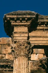 Templo de Baco, detalhe do entablamento, foto do período Imperial alto 27 BC-395 AD