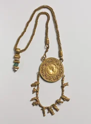 Colar com medalhão e pendente, 200-300