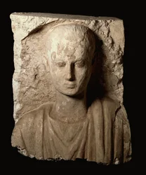 Fragmento de um monumento esculpido com a parte superior do tronco de um rapazinho, Período Copta, c.300 d.C. (calcário)