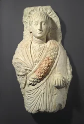 Figura funerária de uma mulher, encontrada em Oxyrhynchos, século III-4 (calcário com vestígios de gesso e tinta)