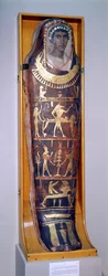Caso múmia pintada e dourada de Artemidorus com retrato de encáustica ao estilo helenístico, de Hawara (pintado e estuque dourado) (ver também 46817 e 26166)