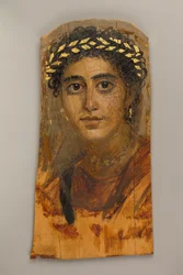 Retrato de uma jovem em vermelho, 90-120 dC (encáustica, lima, folha de ouro)