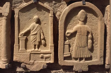Stelae representando figuras humanas