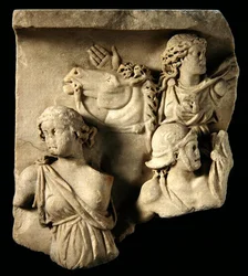 Um fragmento de escultura em alto relevo