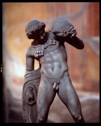 Um sátiro com uma escultura em pele de vinho, na Casa dei Cervi, século V a.C.-1º século