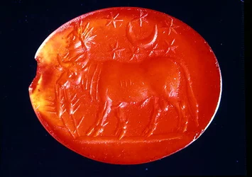Apis, Século II-4 d.C. (carneliano)