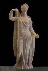 Arte grega: Afrodite do tipo Genetrix (século I d.C.), terracota