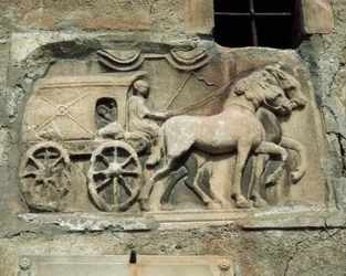 Transporte (para o submundo?) de um túmulo romano, hoje na muralha sul da igreja da aldeia Maria Saal