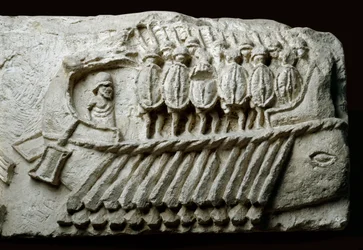 Elenco de um navio de guerra bireme romano carregando soldados armados (relevo na rocha)