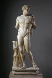 Escultura de mármore romano Diomede depois de um original grego. De Cuma. Dim. Museo Archeologico Nazionale de 177 cm, Nápoles.