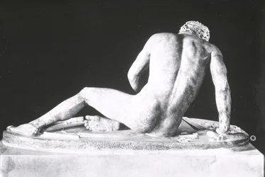 Gália moribunda, cópia de um original grego de c.230-220 BC da Epigonos (mármore) (foto a p/b) (vista traseira)