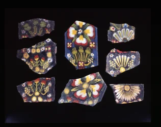 Oito fragmentos florais de placas arquitetônicas, técnica de mosaico de vidro, século 1 aC - século 1 dC (vidro)