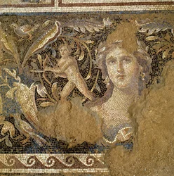 Andar de uma villa romana em Zippori (Nazaré) retratando cenas da vida de Dionísio, detalhe do rosto de uma mulher conhecida como a Mona Lisa da Galileia, século 3-4 d.C. (mosaico)
