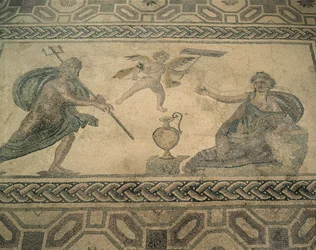 Vista em ângulo elevado de um mural no chão, Paphos, Chipre
(foto)