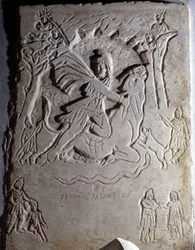 O baixo relevo representa o sacrifício de Mithra (um jovem a abater um touro). Musei Capitolini, Roma.