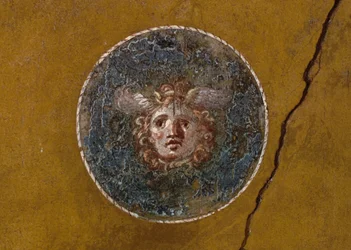 Medalhão com cabeça de górgona, ala direita da Casa dos Vettii, Pompeia (Património Mundial da UNESCO