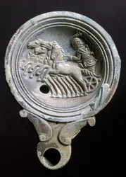 Lâmpada de óleo representando uma carruagem de corrida com quatro cavalos (terracota)