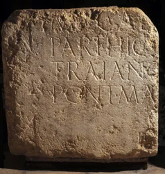 Parte de uma inscrição Hadrianic maior, século II d.C. (pedra)