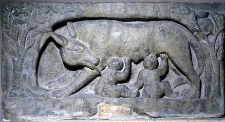 Relevo em pedra calcária de Lupercal (nome de uma caverna em Roma): lobo com Rômulo e Remo, Museu dos Vingadores.