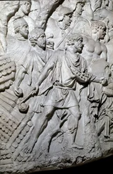 Arte Romana: "Guerreiros dacianos usando um lançador de pedra (lança) durante a Primeira Guerra em Dacia" Molde de 1862 reproduzindo os baixos-relevos da coluna de Trajano (Colonna Traiana) em Roma construída durante o reinado do Imperador Trajano (53-117)