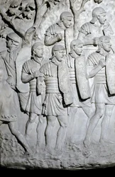Arte Romana: "Legionários romanos prontos para a batalha" Molde de 1862 reproduzindo os baixos-relevos da coluna de Trajano (Colonna Traiana) em Roma, construída durante o reinado do Imperador Trajano (53-117). A coluna Trajano comemora a vitoriosa
