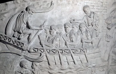Arte Romana: "Soldados romanos numa galé no Danúbio durante a Primeira Guerra em Dacia" Molde de 1862 reproduzindo os baixos-relevos da coluna de Trajano (Colonna Traiana) em Roma construída durante o reinado do Imperador Trajano (53-117). A Traja