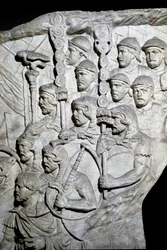 Arte Romana: "Guerreiros portadores de Vexillum (bandeirolas romanas)" Molde de 1862 reproduzindo os baixos-relevos da coluna de Trajano (Colonna Traiana) em Roma, construída durante o reinado do Imperador Trajano (53-117). A coluna de Trajano comemora o v