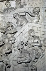 Arte Romana: "construção de um forte no acampamento romano" Molde de 1862 reproduzindo os baixos-relevos da coluna de Trajano (Colonna Traiana) em Roma construída durante o reinado do Imperador Trajano (53-117). A coluna de Trajano comemora t