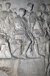 Arte Romana: "o Imperador romano Trajano na tribuna que realiza um conselho de guerra" Molde de 1862 reproduzindo os baixos-relevos da coluna de Trajano (Colonna Traiana) em Roma construída durante o reinado do Imperador Trajano (53-117). O col de Trajano
