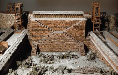 Antiquite romana: modelo que reproduz o cerco de Avaricum (atual Bourges) pelas legiões romanas de Jules Cesar contra o exército de Vercingetorix durante a Guerra da Gália. 52 AC. Um agravante de árvores em frente ao muro de Avaricum. Roma, Museo della Civ