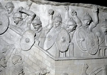 Arte romana: "Soldados romanos em defesa de um bastião" Molde de 1862 reproduzindo os baixos-relevos da coluna de Trajano (Colonna Traiana) em Roma construída durante o reinado do Imperador Trajano (53-117). A coluna Trajano comemora o vi