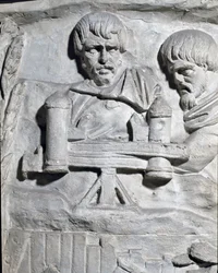 Arte romana: "Soldados romanos perto de uma catapulta usada durante a primeira guerra em Dacia" Molde de 1862 reproduzindo os baixos-relevos da coluna de Trajano (Colonna Traiana) em Roma construída durante o reinado do Imperador Trajano (53-117). A co