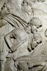 Arte romana: "Guerreiro romano segurando entre seus dentes a cabeça de um guerreiro inimigo" Molde de 1862 reproduzindo os baixos-relevos da coluna de Trajano (Colonna Traiana) em Roma construída durante o reinado do Imperador Trajano (53-117). O Trajano