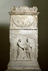 Arte romana: altar funerário decorado com uma cena de casamento (Junctio dextrarum). Baixo-relevo. Roma, Museo Nazionale Romano. Aperto de mão matrimonial (Junctio dextrarum). Relevo em mármore, arte romana, proveniente do altar funerário de um casal.