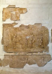 Arte romana: iniciação nos mistérios de Dioniso: celebração de rituais dionisíacos. Baixo-relevo proveniente da zona da Villa Farnesina. Roma, Museo Nazionale Romano (ou Museu das Termas)