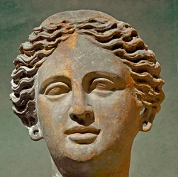 Arte romana: retrato de uma mulher. Escultura em terracota da época republicana. Séculos VI-I a.C. Cagliari, Museo Archeologico Nazionale, Sardenha, Itália