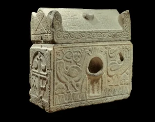 Arte romana: relicário em forma de sarcófago, encontrado na Síria. Paris, Museu do Louvre