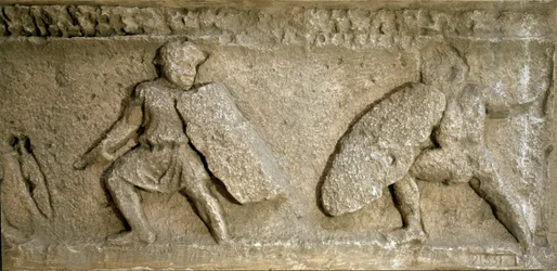 Arte romana: cena de batalha entre romanos e gauleses. Reprodução de um friso do Arco Laranja. Roma, Museo della Civilta Romana